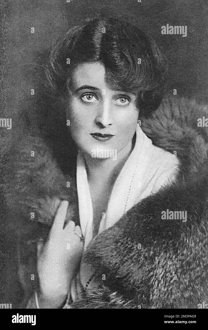 Ivy Duke (1896-1937), attrice britannica, raffigurata nel Tatler al momento in cui appariva nel popolare spettacolo teatrale in tempo di guerra, Maid of the Mountains al Daly's Theatre. Data: 1918 Foto Stock