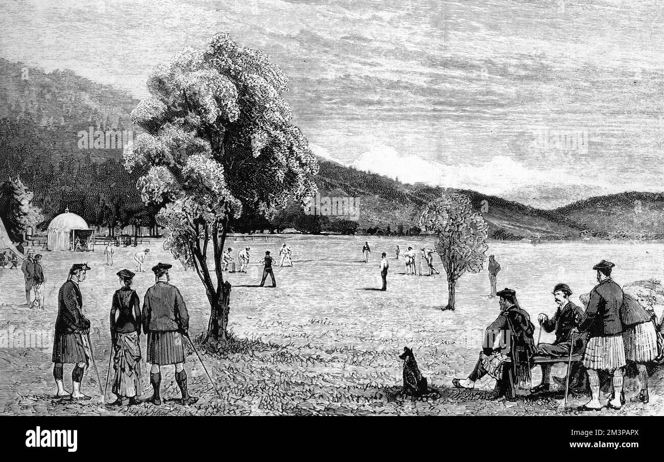 Spettatori che assistono a una partita di cricket in corso tra Abergeldie e il personale della Queen's Royal Estate a Balmoral, Scozia. Data: 1880 Foto Stock