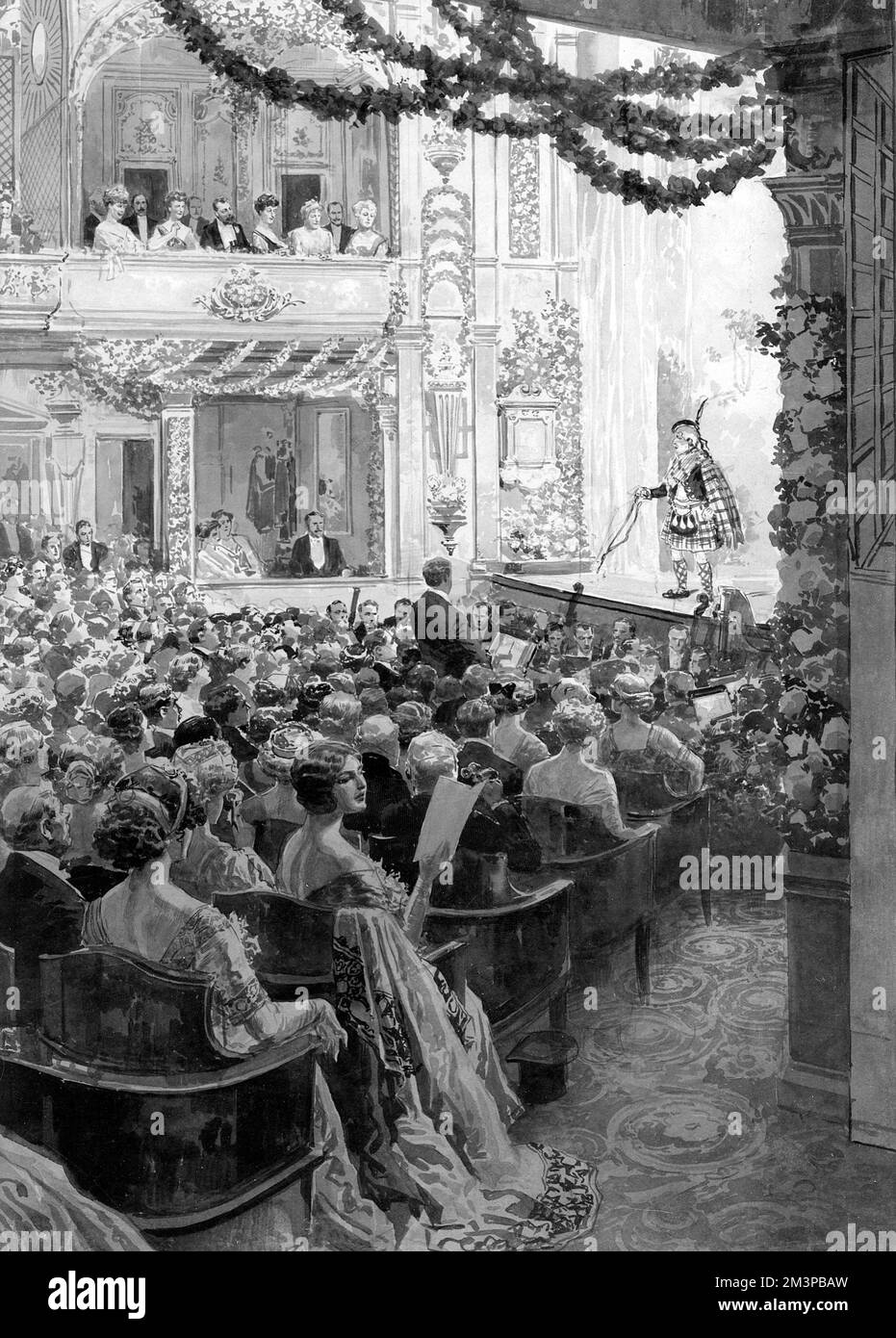 Re Giorgio V e la Regina Maria al Palace Theatre per uno spettacolo di comando reale, guardando giù da un balcone. Harry Lauder in costume scozzese è sul palco, e c'è un pubblico a pieno titolo. Il programma consisteva dei più eminenti artisti del paese e i proventi sono stati dati al Fondo benevolo Music Hall. Data: 1912 Foto Stock