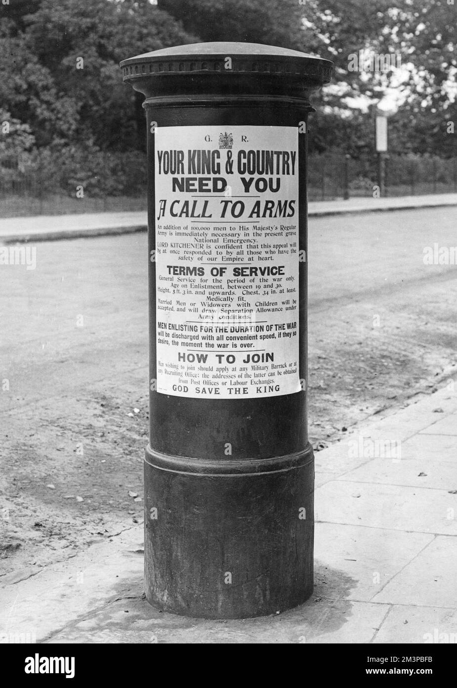 The Call to Arms - un poster di reclutamento incollato su una cassetta postale che ricorda agli uomini britannici che il loro re e il loro paese ne avevano bisogno nel 1914. Data: 1914 Foto Stock