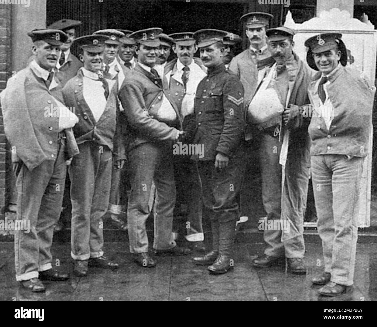 Caporale C. A. Jarvis VC (1881-1948), metalmeccanico scozzese e ingegnere che fu il primo soldato volontario della prima guerra mondiale a ricevere la Croce Vittoria. Solo tre settimane in guerra il 23 agosto 1914 a Jemappes, Belgio, Lance-Corporal Jarvis lavorò per 1½ ore sotto fuoco pesante, in piena vista del nemico e finalmente riuscì a sparare accuse per la demolizione di un ponte. È stato ferito nel processo. Nella foto si incontra uomini feriti a Chelmsford, dove ha tenuto un "discorso di reclutamento di capitali”. Data: 1915 Foto Stock