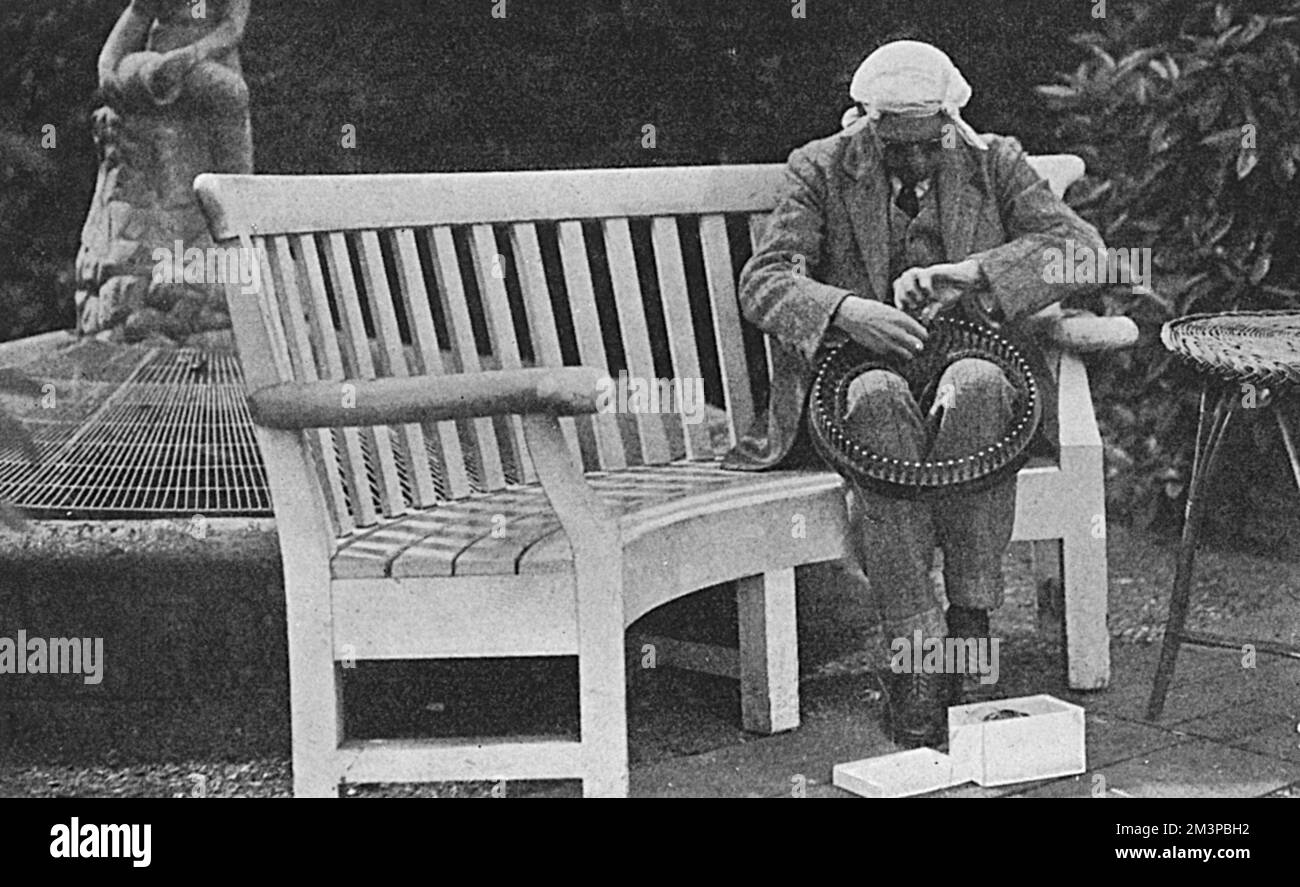 Un ex-serviceman cieco impara a fare borse a St Dunstans, Regents Park, Londra. L'ostello è stato istituito per riabilitare soldati e marinai accecati durante la Grande Guerra. 1915 Foto Stock