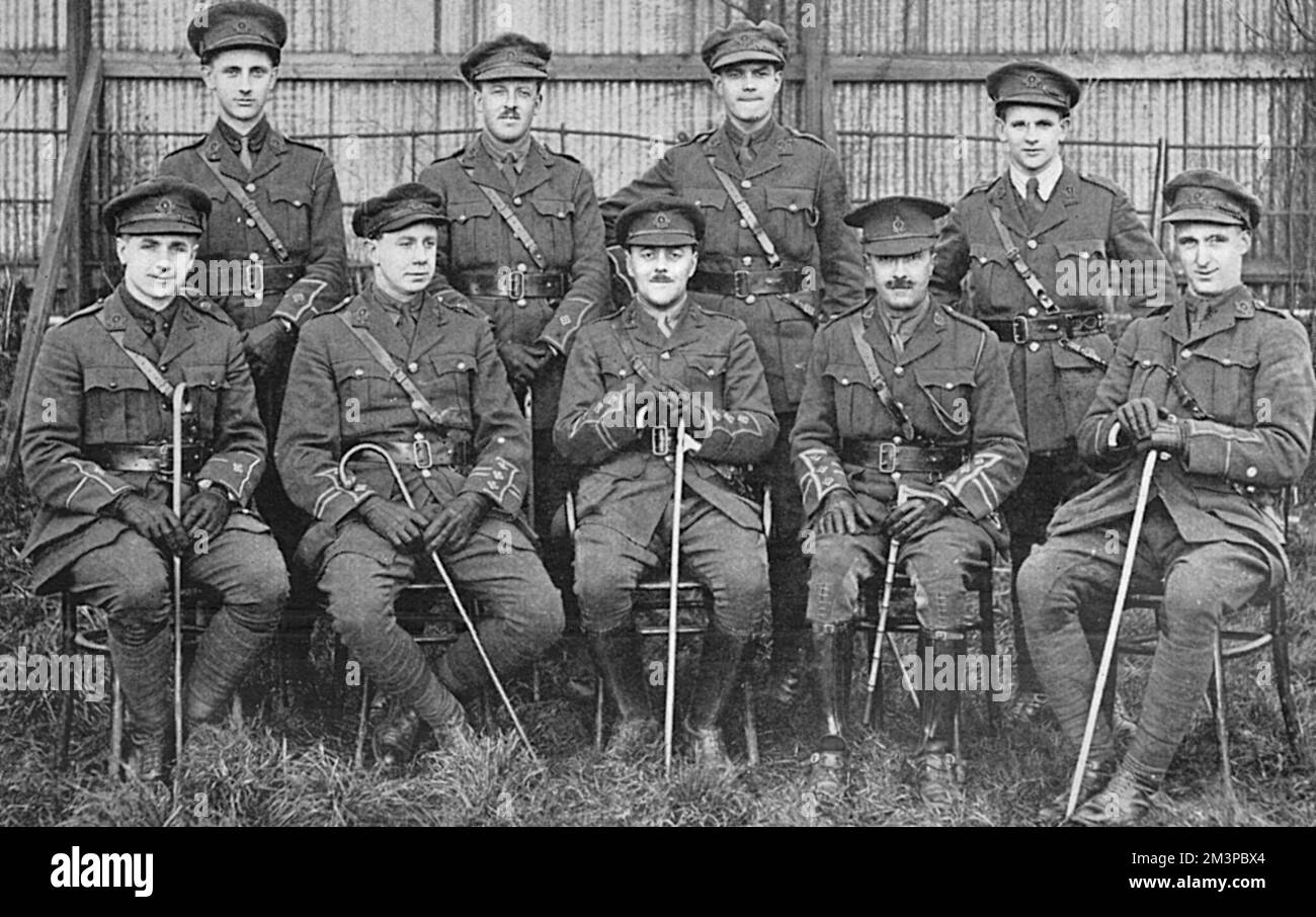 Ufficiali della London Divisional Cyclists' Company 1st. Lettura da sinistra a destra i nomi sono, riga posteriore: 2nd Lieut. R. H. White, 2nd Lieut. R. A. Shuffrey, 2nd Lieut. W. V. Alloway e 2nd Lieut. R. A. Raleigh (della Raleigh Company, Nottingham, o semplicemente una coincidenza?). Fila anteriore, 2nd Lieut. F. C. Shackell, il capitano F. B. Ransford, il capitano Cecil re, il capitano J. D. Baskin (R.A.M.C.) e 2nd Lieut. E. W. Francese. Data: 1916 Foto Stock