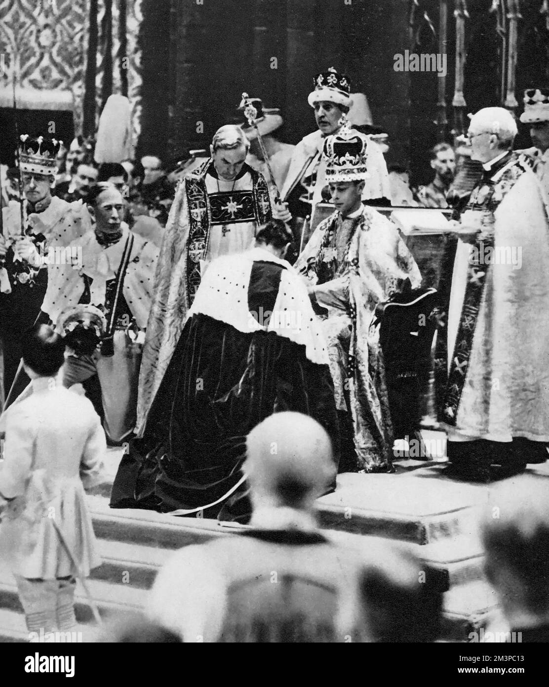 Sua Maestà il re Giorgio VI (1895-1952), riceve omaggio alla sua incoronazione, 1937. L'incoronazione di Giorgio VI ebbe luogo il 12th maggio 1937 presso l'Abbazia di Westminster, la data precedentemente destinata all'incoronazione di suo fratello Edoardo VIII. Foto Stock