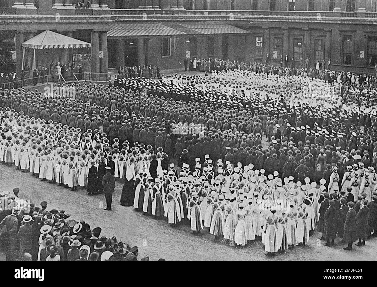 Donne operaie WW1 - processione di omaggi a Palace Foto Stock