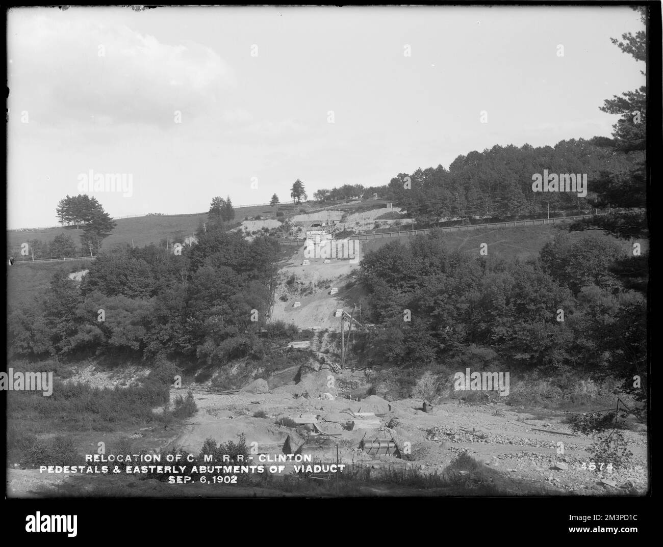 Redelocation Central Massachusetts Railroad, piedistallo e abutments per viadotto, Clinton, Mass., 6 settembre 1902 , opere d'acqua, infrastrutture ferroviarie, viadotti, cantieri edili Foto Stock