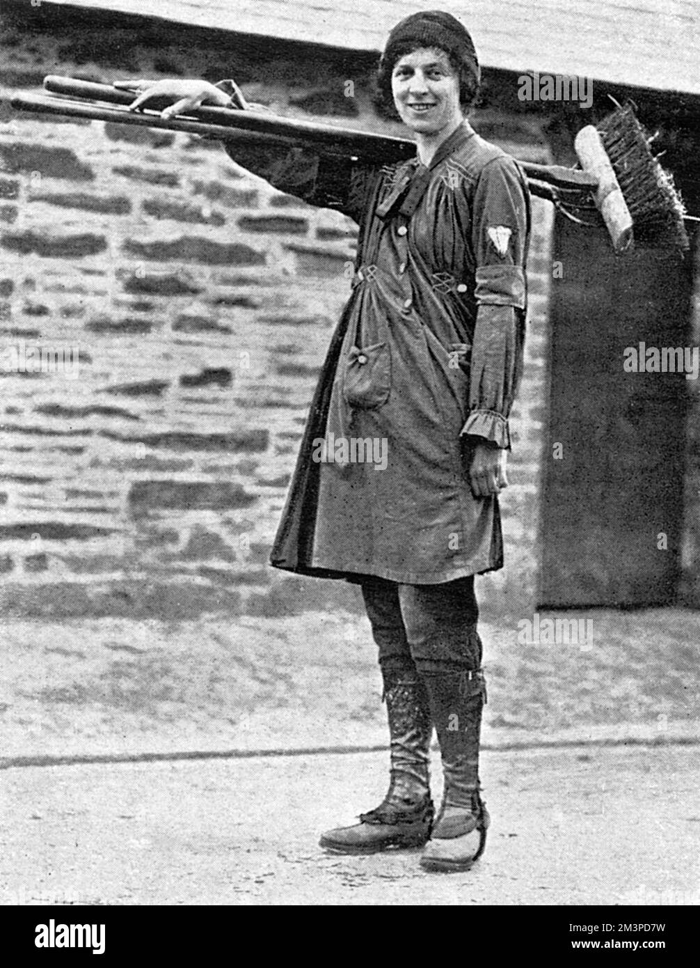 Matheson, romanziere, che lavora come volontario nell'ambito del programma di Land Service per le donne durante la prima guerra mondiale presso la fattoria vicino al villaggio di Stoke Climsland, parte del Ducato di Cornovaglia. Data: 1917 Foto Stock