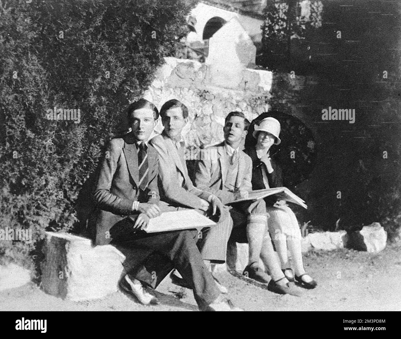 Un gruppo di giovani brillanti che abbozzano a Cap Ferrat - da sinistra, Cecil Beaton, l'on. Stephen Tennant, Rex Whistler ed Elizabeth Lowndes. Data: 1927 Foto Stock