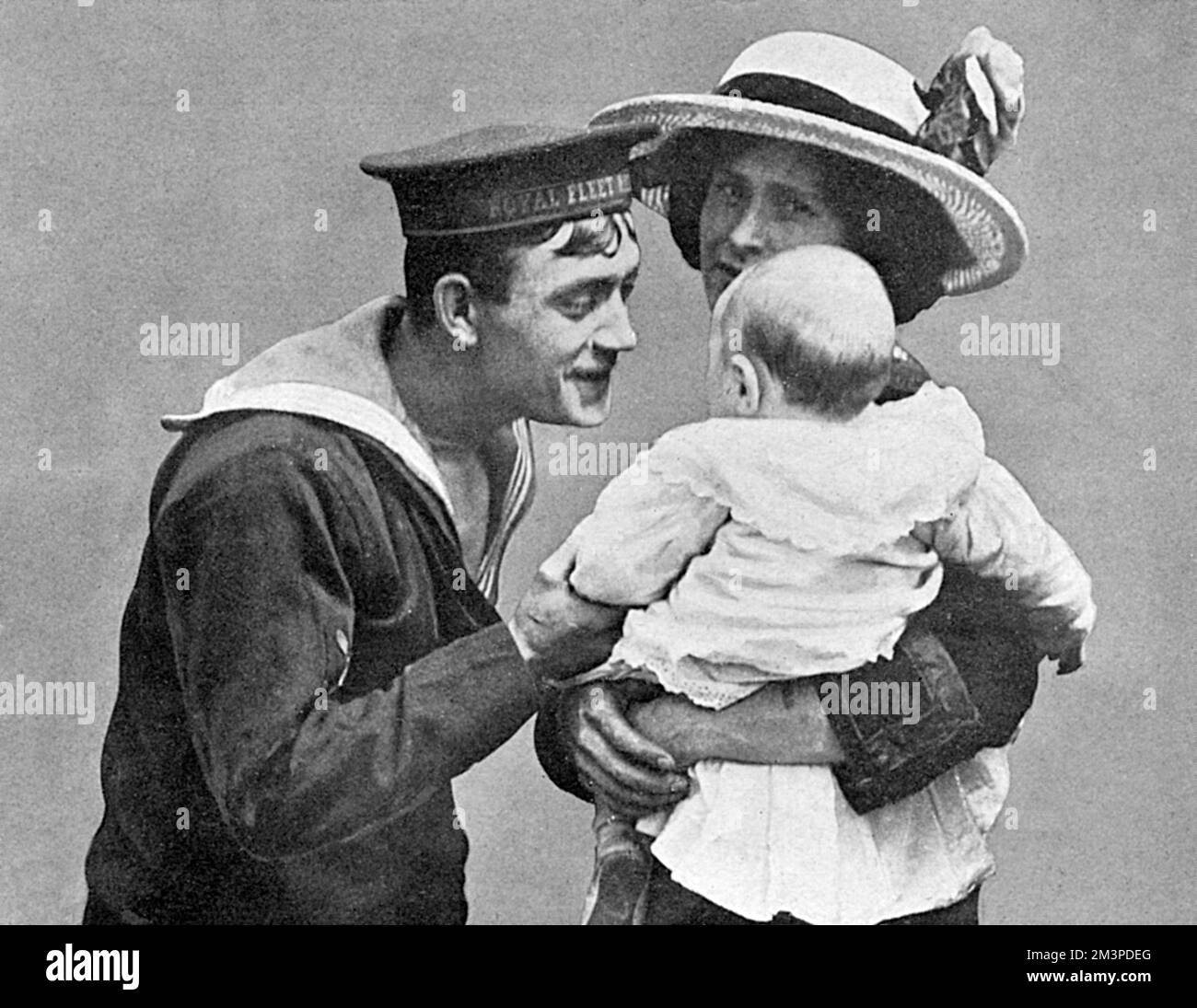Un marinaio che si addita a sua moglie e suo figlio alla stazione di Waterloo allo scoppio della prima guerra mondiale. Data: 1914 Foto Stock
