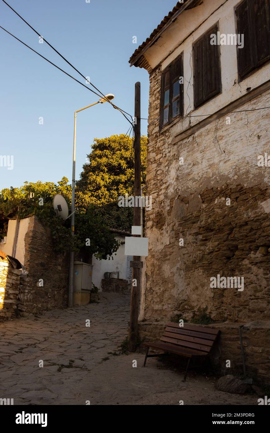 Vecchia strada e vecchie case del Sirince Village a Izmir, Turchia Foto Stock