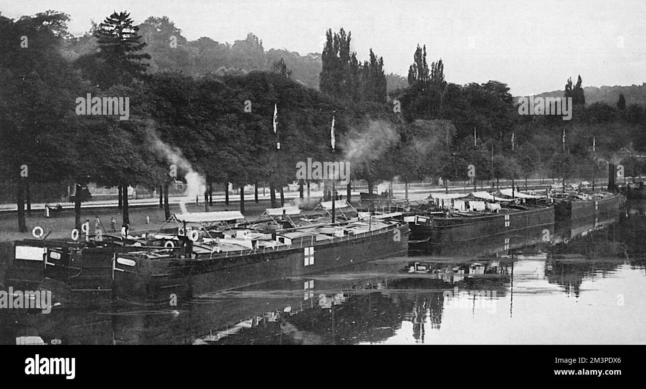 Le chiatte ospedaliere su una parte dell'immensa rete di canali in Francia, fornendo una strada tranquilla e silenziosa per i soldati britannici feriti sulla strada per le navi ospedaliere ai porti diretti per l'Inghilterra. Data: 1915 Foto Stock