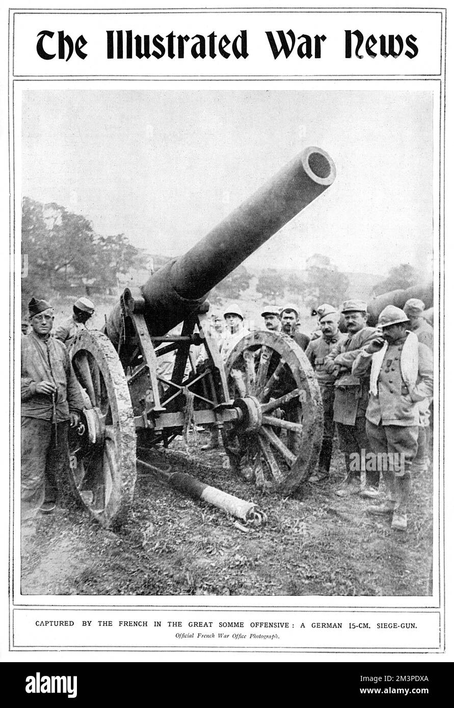 I soldati francesi posano con una pistola d'assedio tedesca da 15cm che hanno catturato durante la grande offensiva della Somme. Data: 1916 Foto Stock