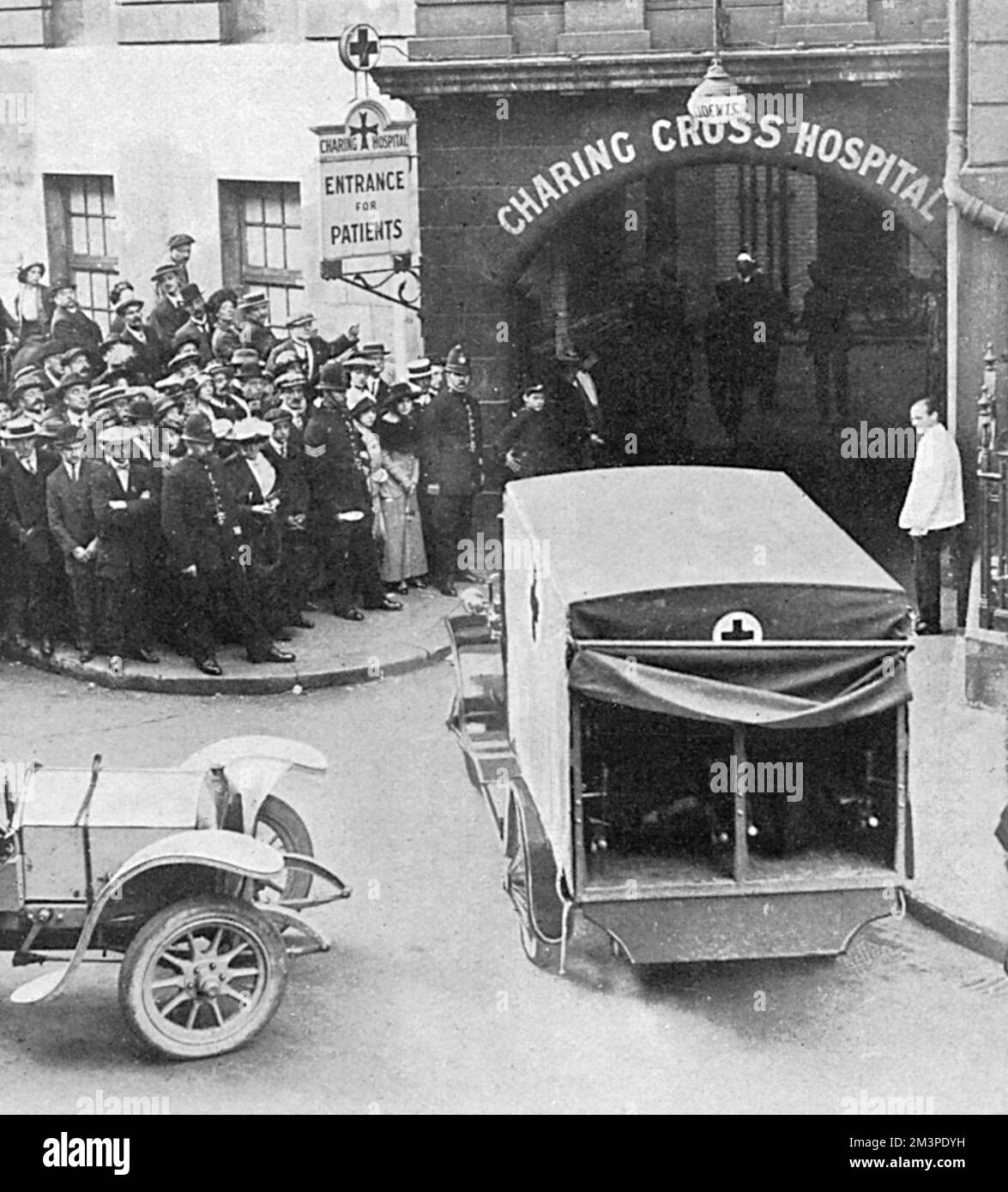 Ritorno a Londra - vagoni a motore della Croce Rossa in arrivo al Charing Cross Hospital con i feriti dal fronte nel settembre 1914. Data: 1914 Foto Stock