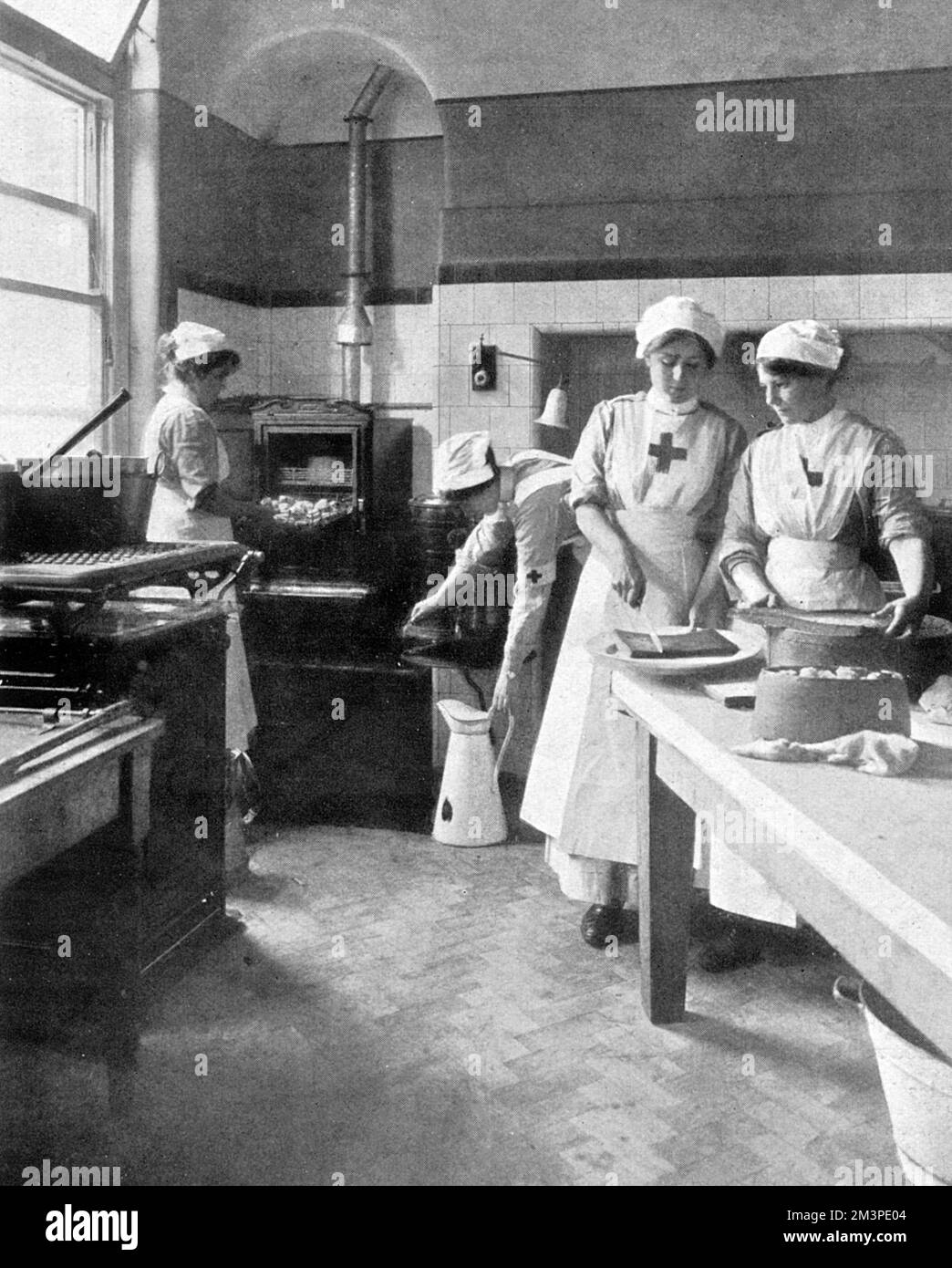 La Croce Rossa infermiere in cucina al Weir Red Cross Hospital di Balham, South London. La sig.ra Tytler, capo cuoca, gestisce la cucina con uno staff di membri della Kensington Red Cross VAD. Data: 1915 Foto Stock