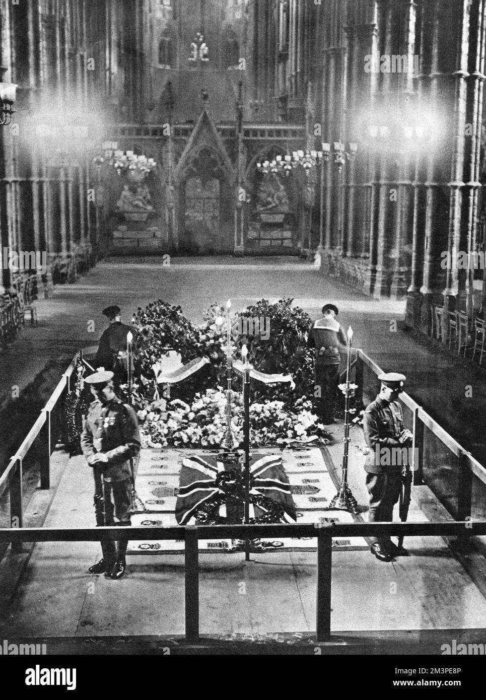 Quattro voci sono in piedi con teste inchinati alla tomba del soldato sconosciuto dopo la cerimonia nell'Abbazia di Westminster il giorno dell'Armistice, 11 novembre 1920. 1920 Foto Stock