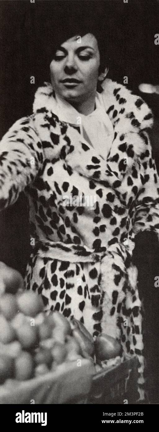 Lee Bender, produttore e progettista inglese di 'Lee Cecil Closes'. Indossa un leopardo bianco stampato coney per lo shopping presso i suoi fruttivori locali in Great Tichfield Street. Bender ha poi trovato la catena di negozi di moda femminile di incredibile successo, Bus Stop. Data: 1966 Foto Stock