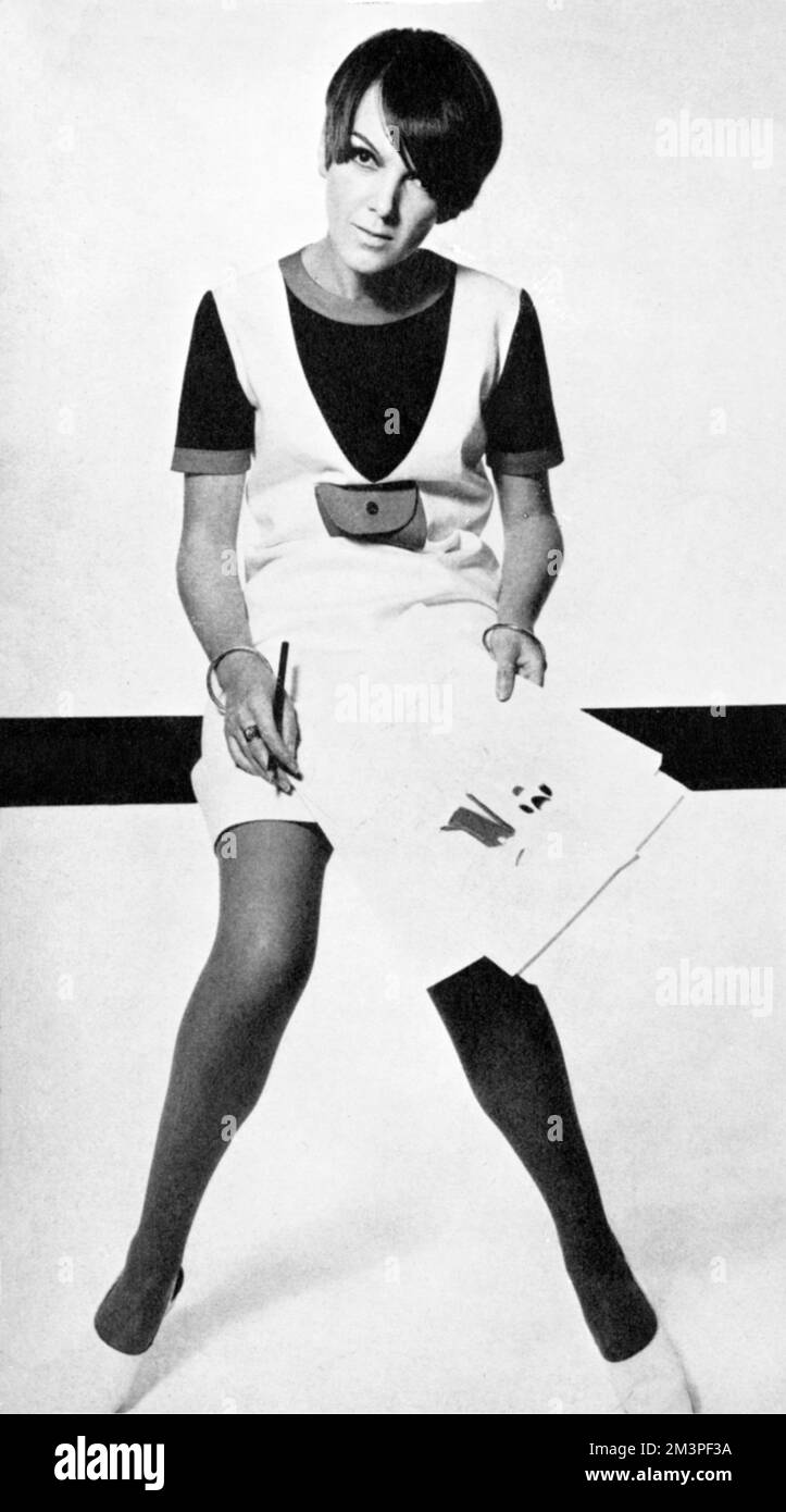 Mary Quant (1934- ), stilista e icona della moda britannica, è diventata una figura strumentale nei movimenti di moda giovanile e Mod con sede a Londra nel 1960s e accreditata con l'invenzione della miniskirt e dei pantaloni caldi. Data: 1966 Foto Stock