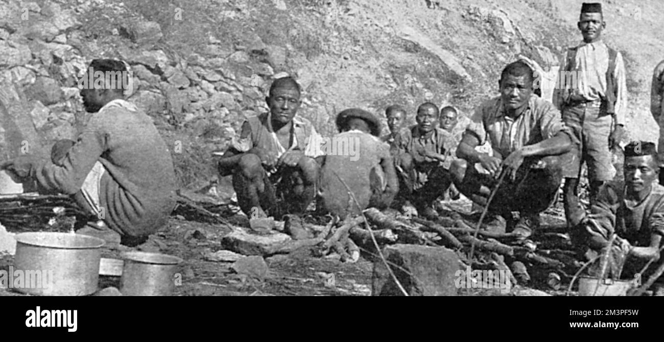 Gurkhas cucinano un pasto da campo 1914 Foto Stock