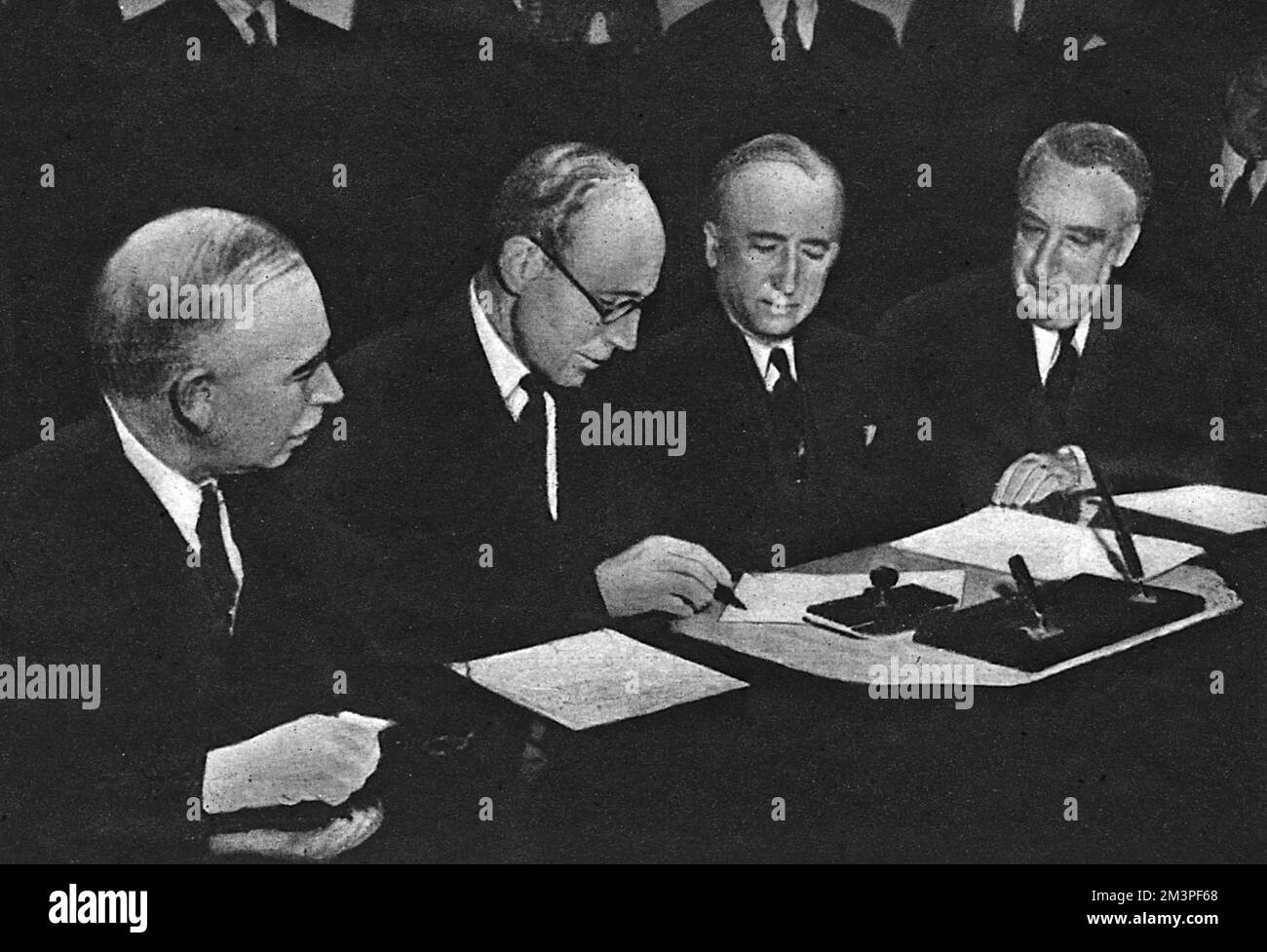 La firma dell'accordo di prestito anglo-americano a Washington D.C. il 6 dicembre 1945 dopo dodici settimane di negoziato. Da sinistra a destra: Lord (John Maynard) Keynes, capo della missione finanziaria britannica; Lord Halifax, ambasciatore britannico; Byrnes, Stati Uniti Segretario di Stato; e il Sig. Vinson, Stati Uniti Segretario del Tesoro. Data: 6 dicembre 1945 Foto Stock