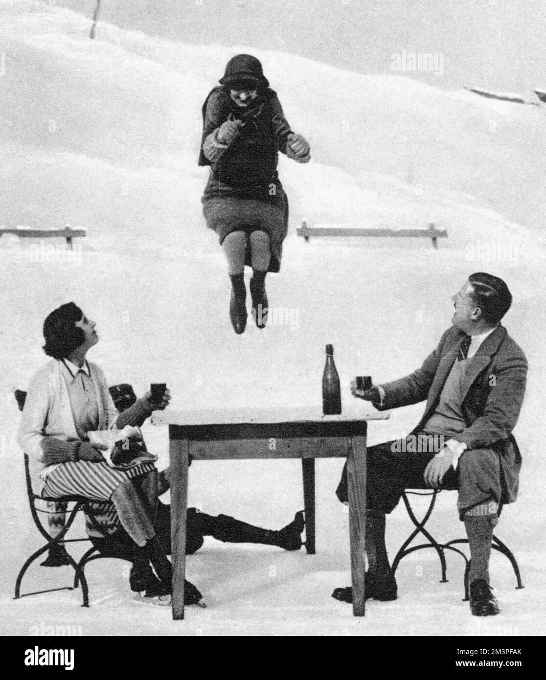 Lady Moss che salta un tavolo sui pattini Foto Stock