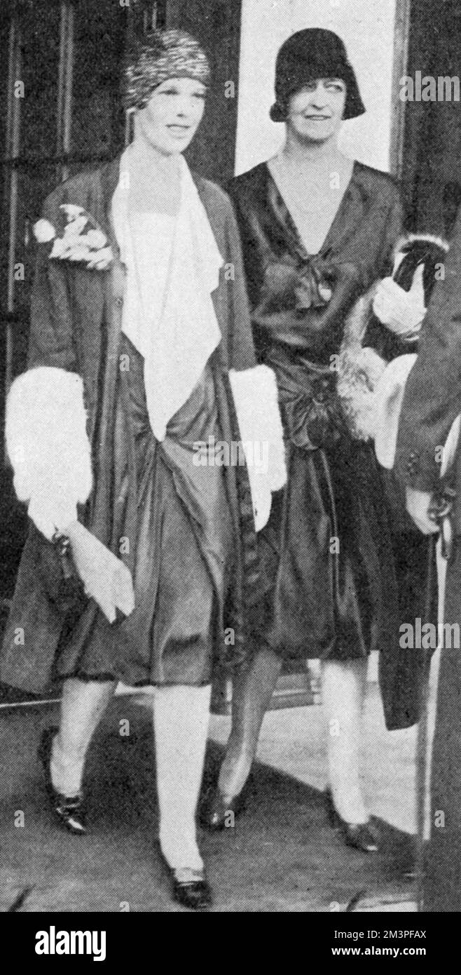 Amelia Earhart, la famosa aviatrice femminile, raffigurata a Wimbledon nel 1928 con Madame de Landa, ex Kathleen, Lady Drogheda (Kathleen Pelham-Burn), lei stessa un appassionato di aviazione. Data: 1928 Foto Stock