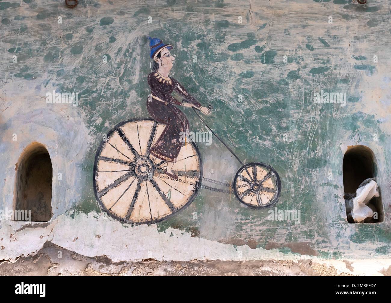 Vecchio murale in un haveli raffigurante un uomo in bicicletta, Rajasthan, Ramgarh Shekhawati, India Foto Stock