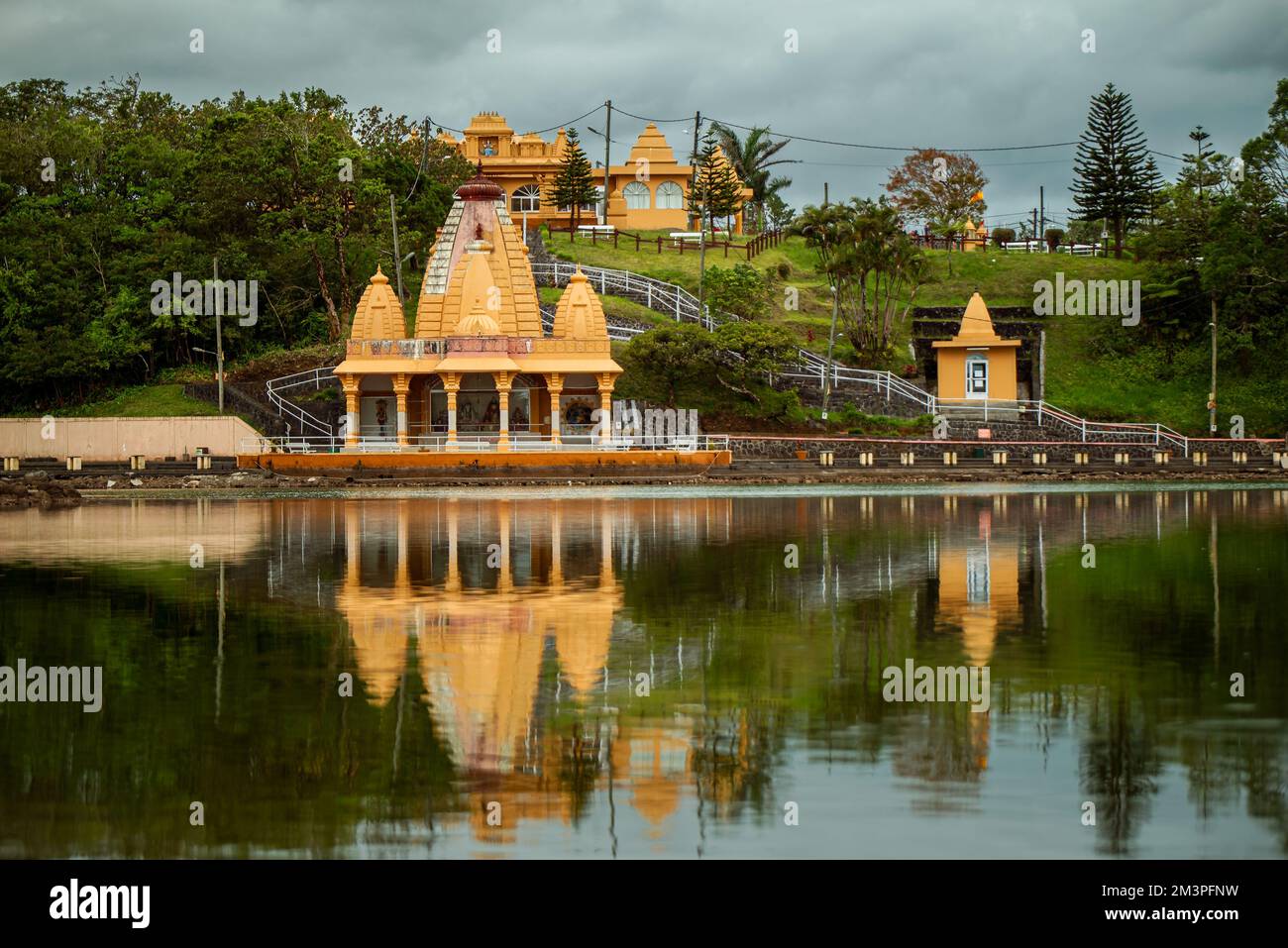 Grand bassin è un luogo di meditazione, preghiera e relax. Famosa destinazione turistica nell'isola di Mauritius. Altre divinità hidu statua in questo p Foto Stock