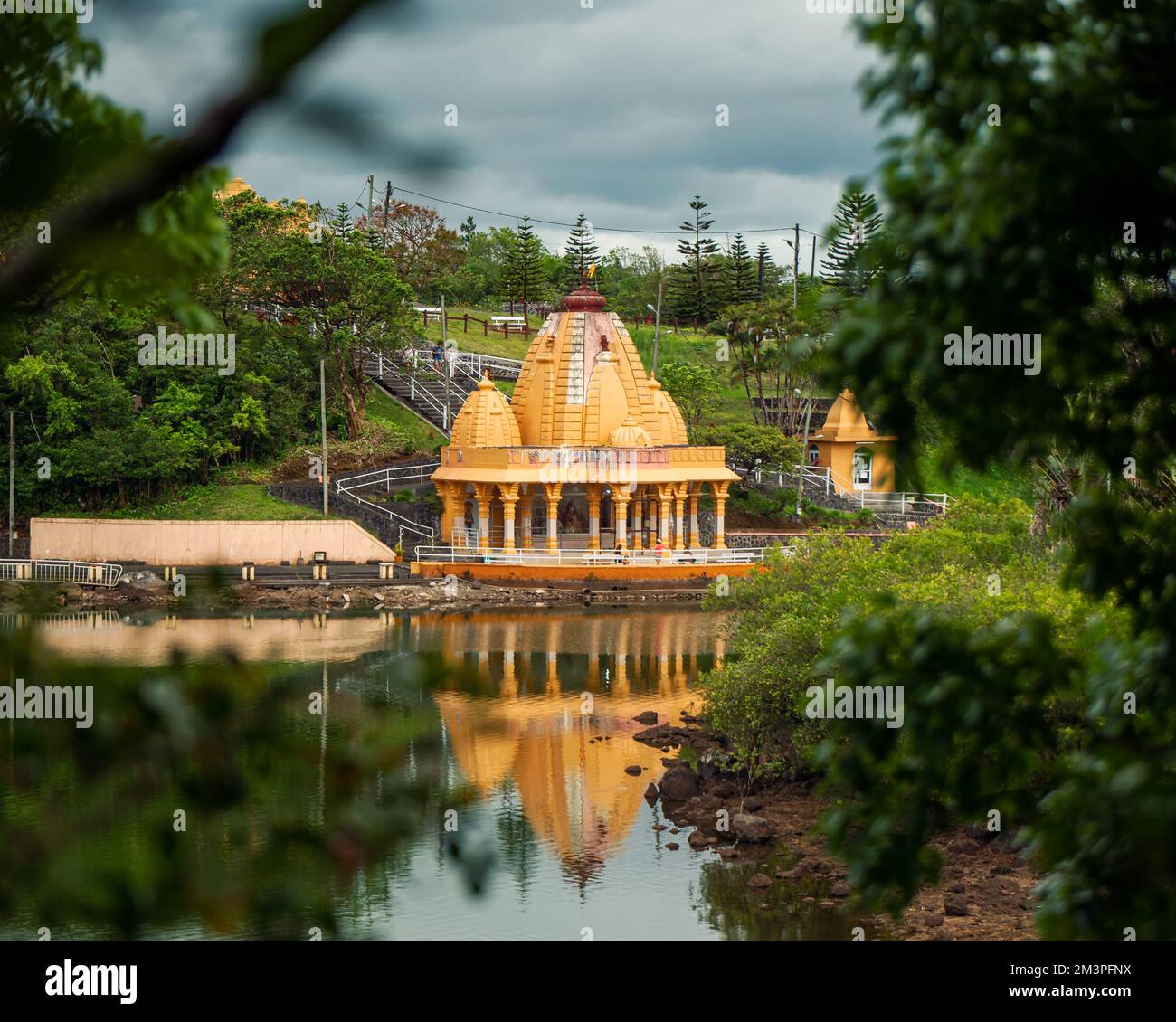 Grand bassin è un luogo di meditazione, preghiera e relax. Famosa destinazione turistica nell'isola di Mauritius. Altre divinità hidu statua in questo p Foto Stock