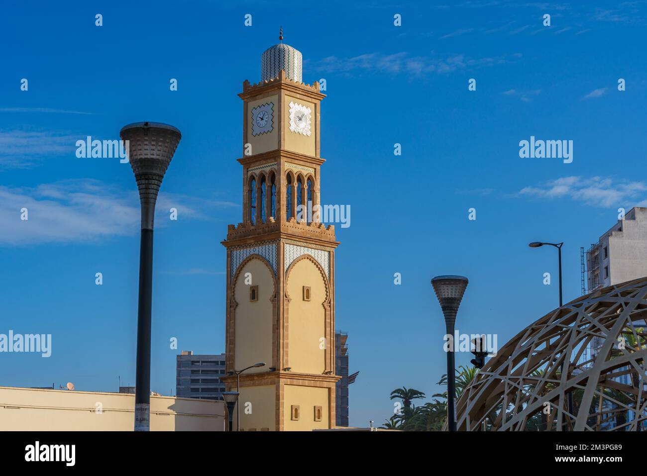 Torre dell'orologio di Casablanca in francese Tour de l'Horloge contro il cielo blu Foto Stock