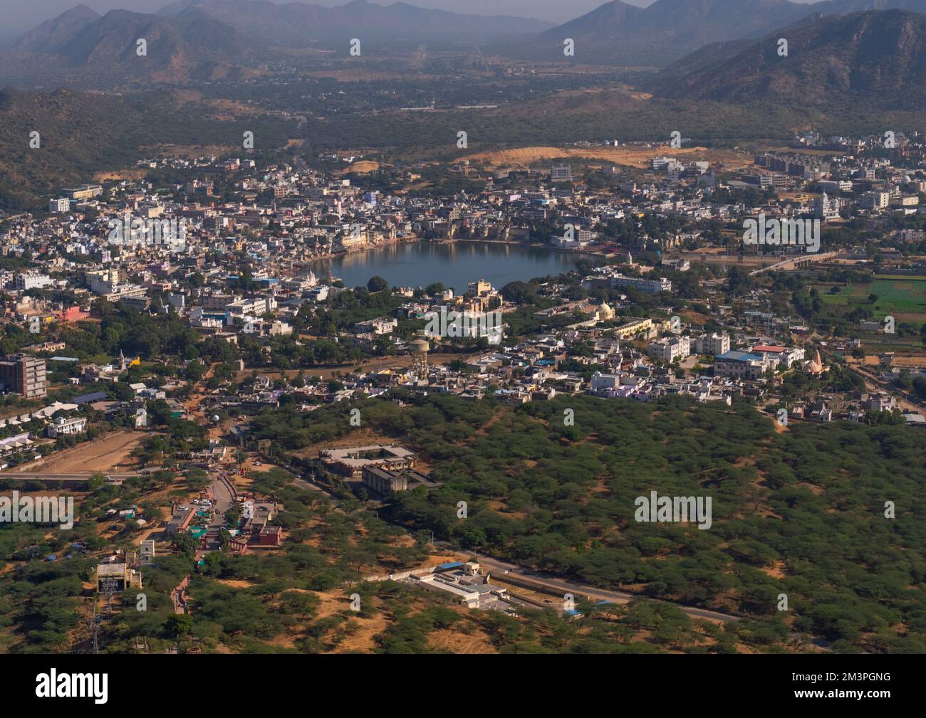 Vista elevata del lago e della città, Rajasthan, Pushkar, India Foto Stock