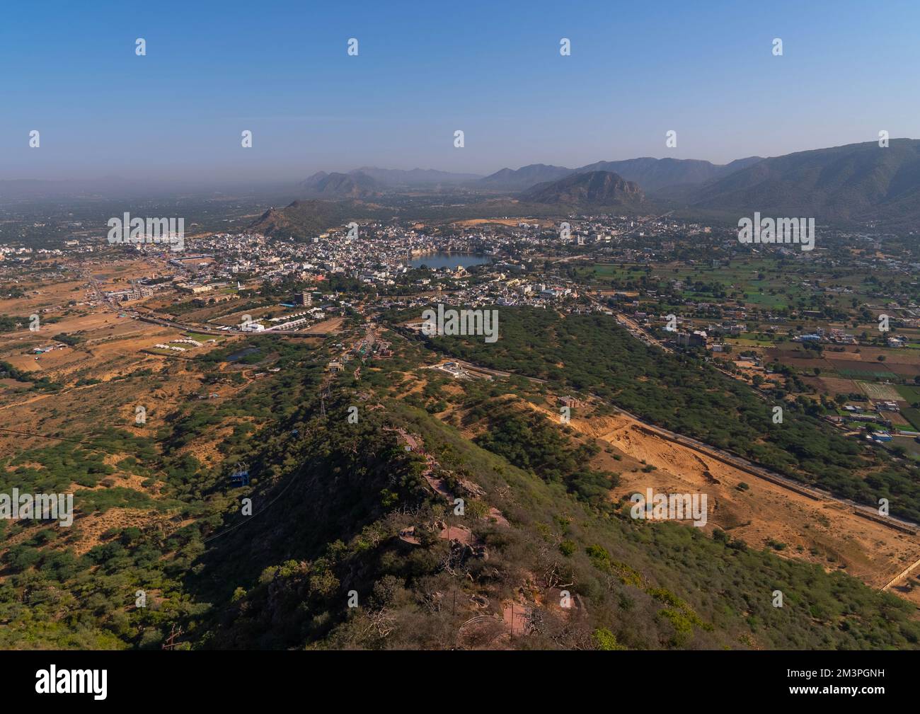 Vista elevata del lago e della città, Rajasthan, Pushkar, India Foto Stock