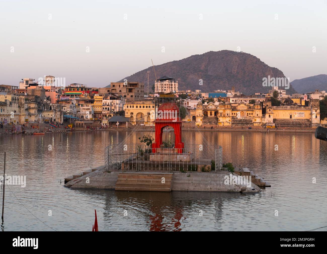 Pellegrini indiani nel lago di Barhama e ghati balneari, Rajasthan, Pushkar, India Foto Stock