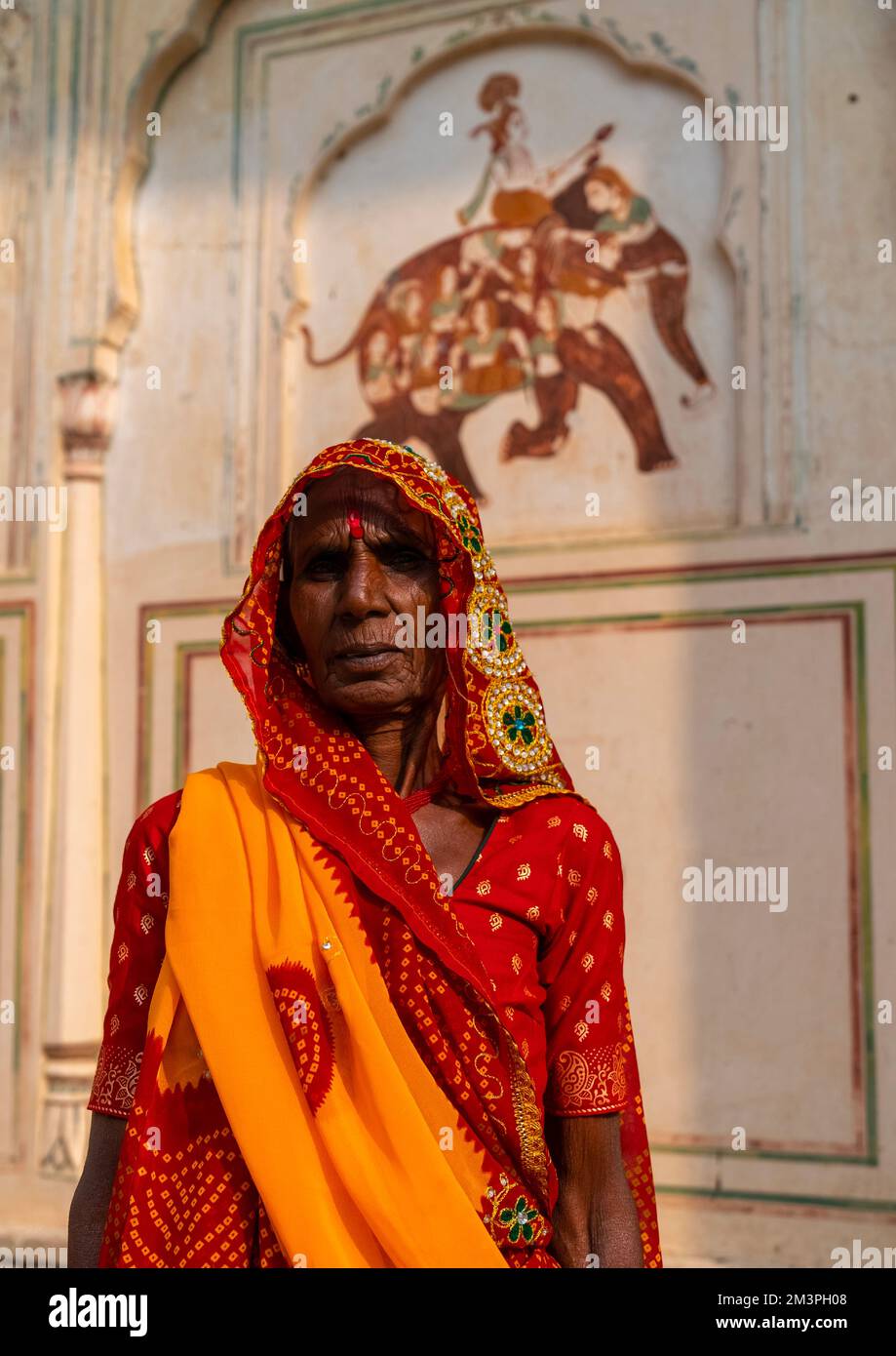 Rajasthani donna in Galtaji tempio aka scimmia tempio, Rajasthan, Jaipur, India Foto Stock