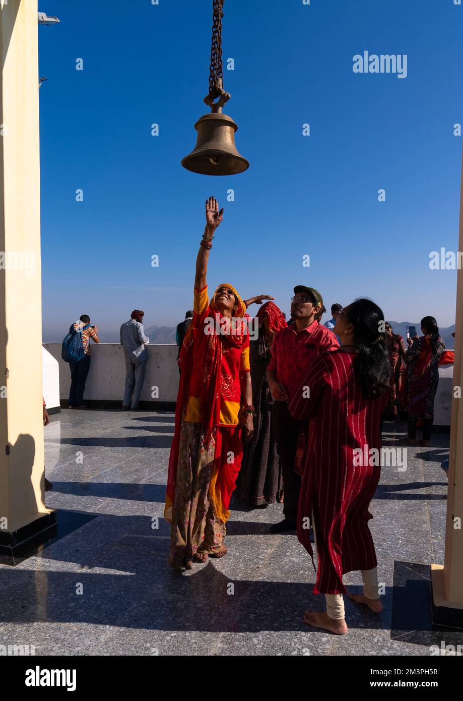 Gli indiani suonano la campana nel tempio di Savitri, Rajasthan, Pushkar, India Foto Stock