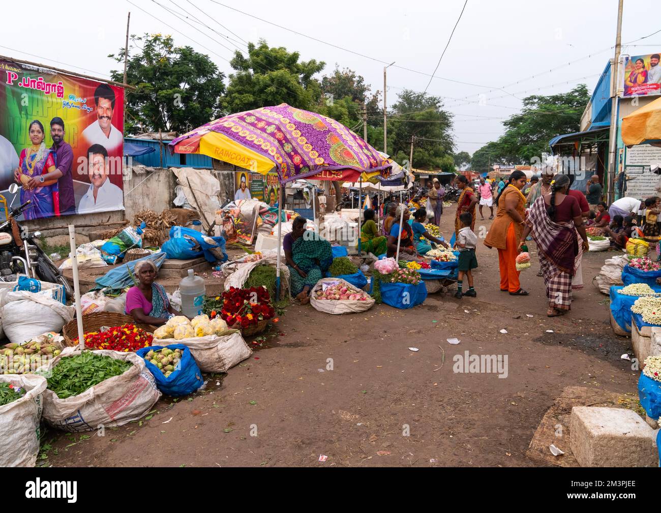 Popolo indiano nel mercato dei fiori, Tamil Nadu, Madurai, India Foto Stock