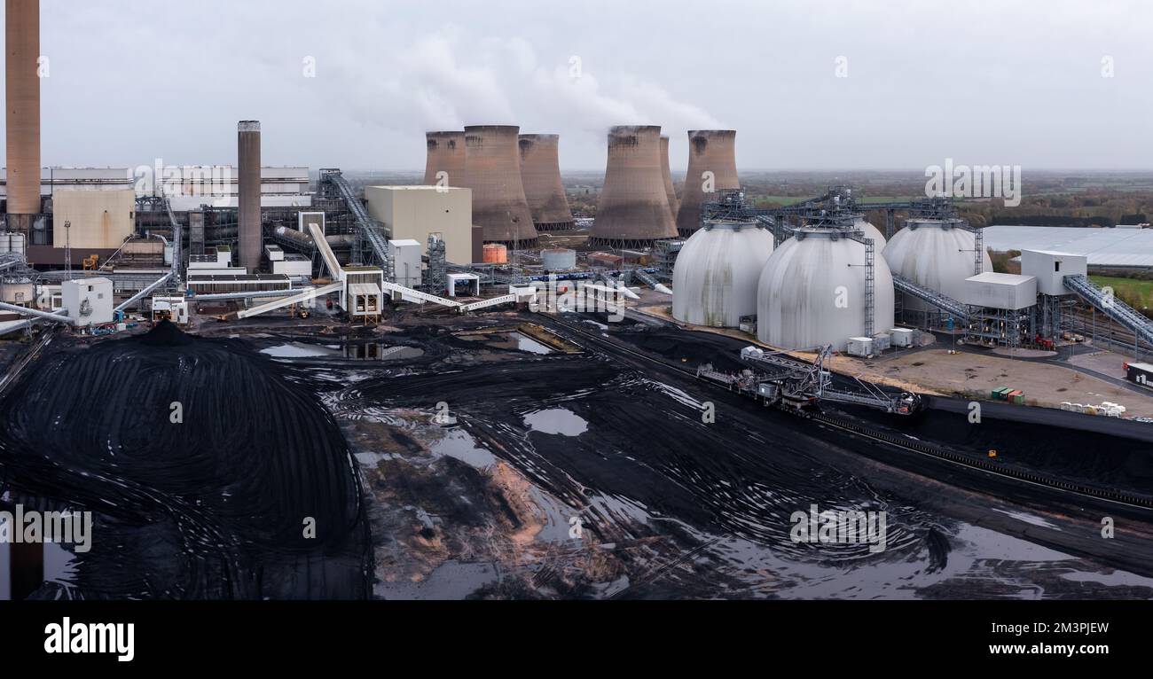 CENTRALE ELETTRICA DRAX, REGNO UNITO - 27 NOVEMBRE 2022. Vista panoramica aerea di una centrale a carbone Drax con scorte di carbone pronte per essere bruciate durante il Regno Unito Foto Stock