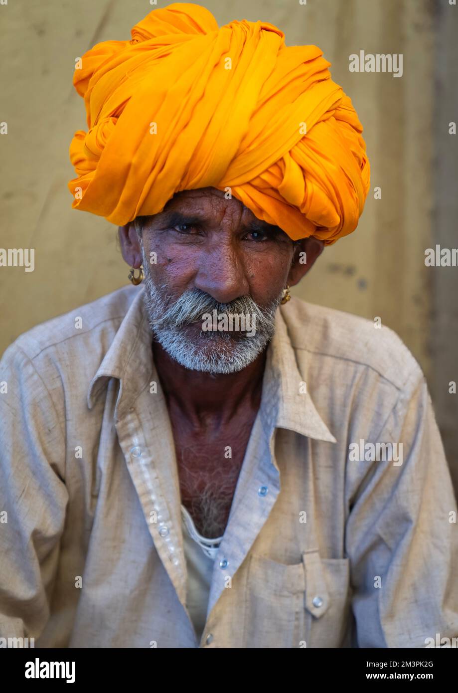 Ritratto di un uomo rajasthani con un turbante giallo, Rajasthan, Pushkar, India Foto Stock