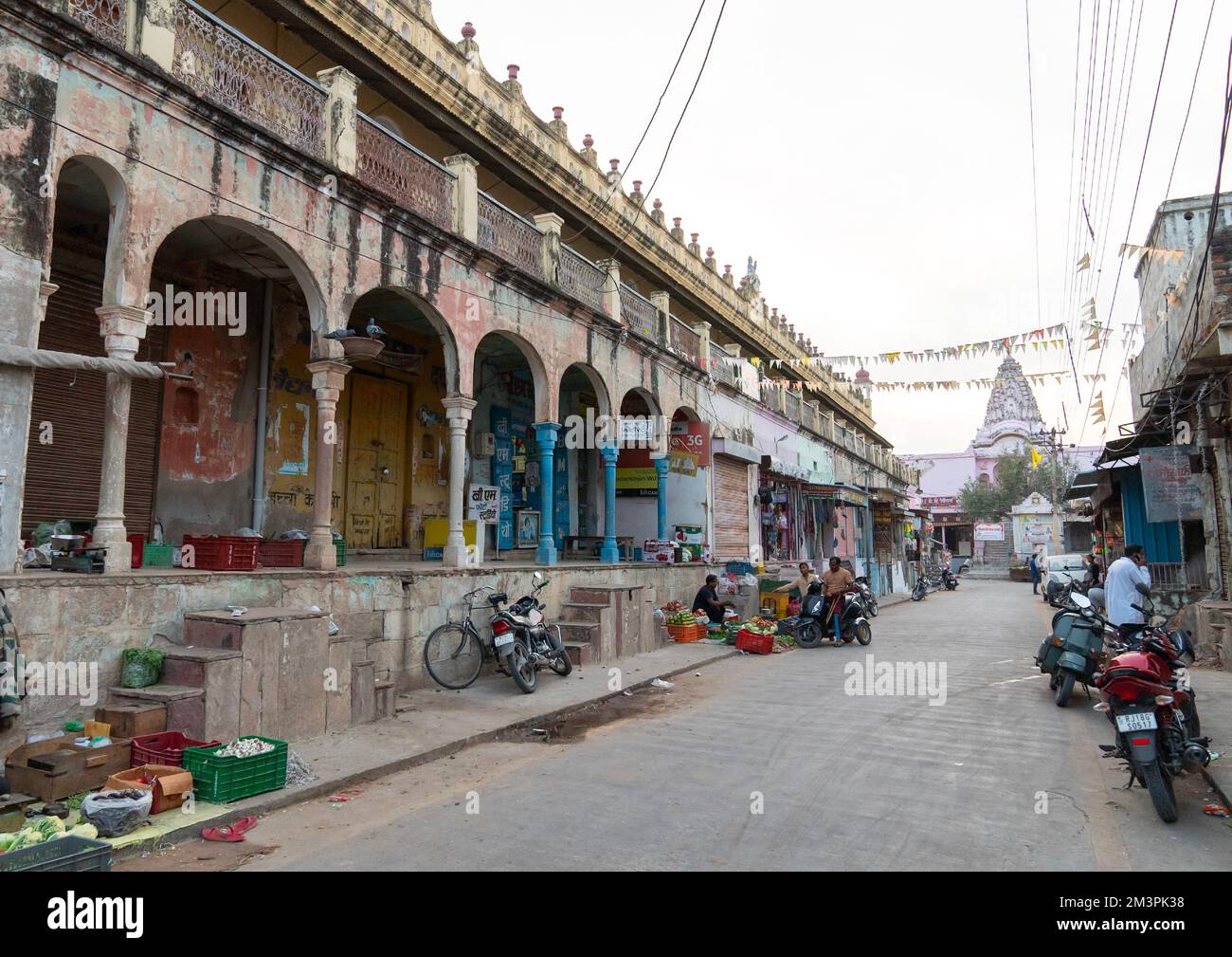 Vecchio edificio storico con archi in città, Rajasthan, Mukundgarh, India Foto Stock