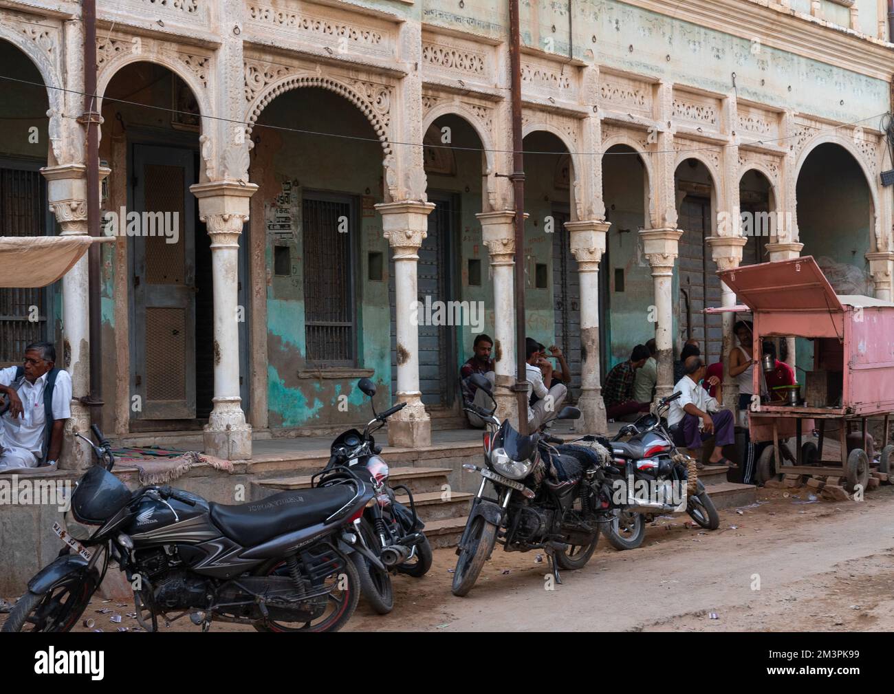 Vecchio edificio storico con archi in città, Rajasthan, Mandawa, India Foto Stock