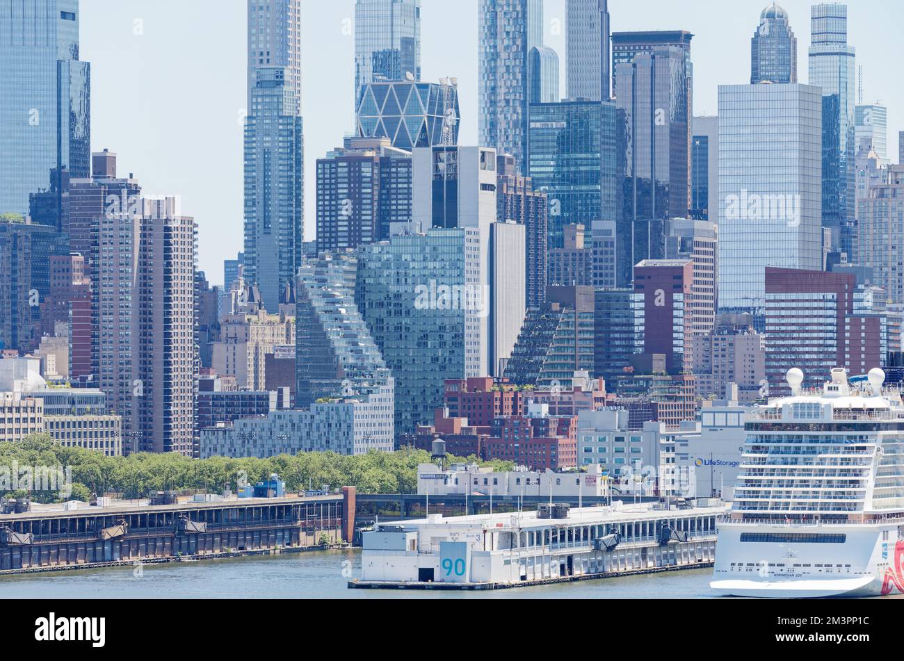 Mercedes House è un alto edificio a 32 piani nella sezione Hell’s Kitchen di Manhattan. Appartamenti in affitto e condominio sorgono sopra uno showroom Mercedes-Benz. Foto Stock