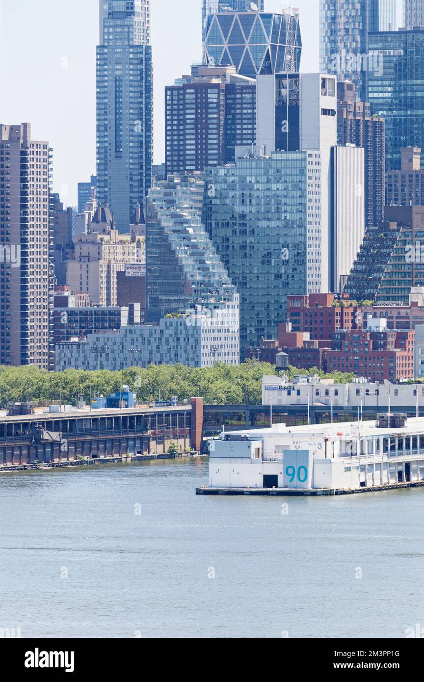 Mercedes House è un alto edificio a 32 piani nella sezione Hell’s Kitchen di Manhattan. Appartamenti in affitto e condominio sorgono sopra uno showroom Mercedes-Benz. Foto Stock