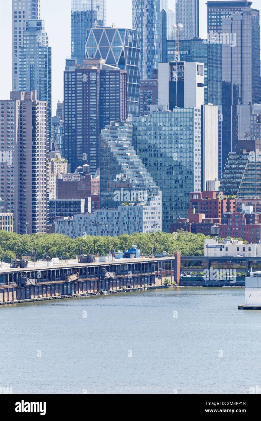 Mercedes House è un alto edificio a 32 piani nella sezione Hell’s Kitchen di Manhattan. Appartamenti in affitto e condominio sorgono sopra uno showroom Mercedes-Benz. Foto Stock