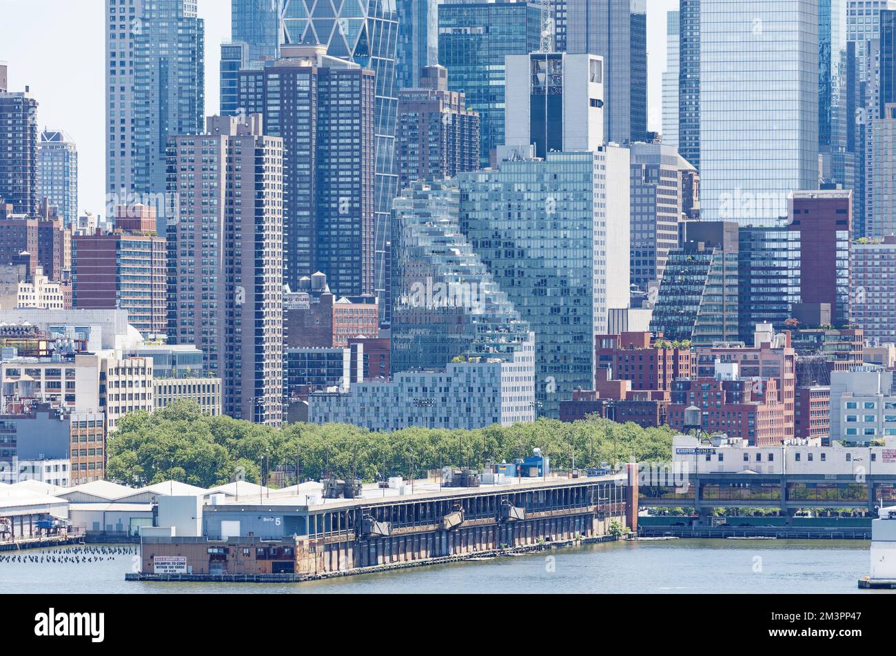 Mercedes House è un alto edificio a 32 piani nella sezione Hell’s Kitchen di Manhattan. Appartamenti in affitto e condominio sorgono sopra uno showroom Mercedes-Benz. Foto Stock