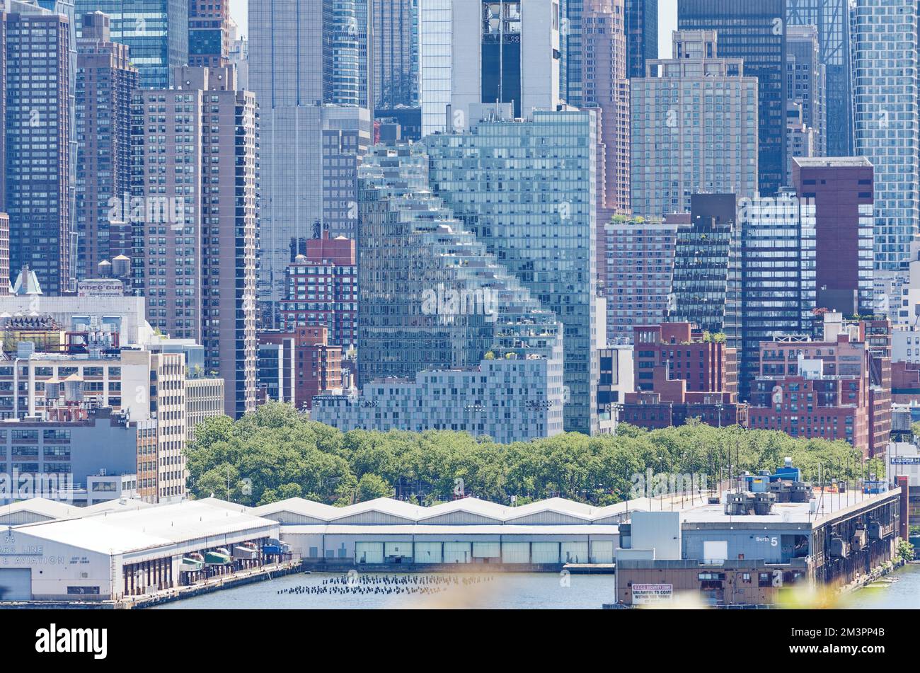 Mercedes House è un alto edificio a 32 piani nella sezione Hell’s Kitchen di Manhattan. Appartamenti in affitto e condominio sorgono sopra uno showroom Mercedes-Benz. Foto Stock