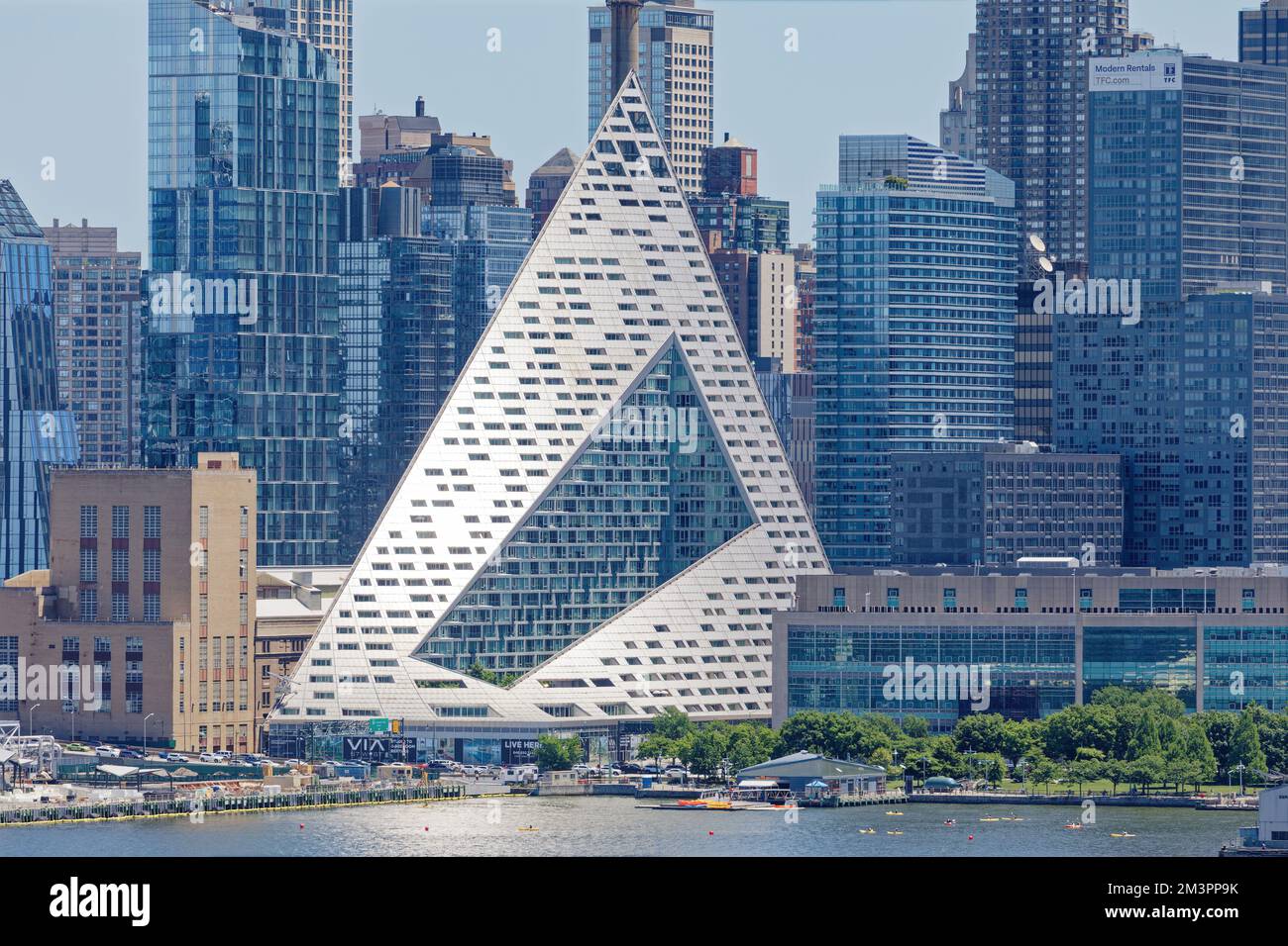 VIA 57 West è un "courtscraper" residenziale a 34 piani progettato da Bjarke Ingels Group (BIG). La forma tetraedrica cava è unica a New York. Foto Stock