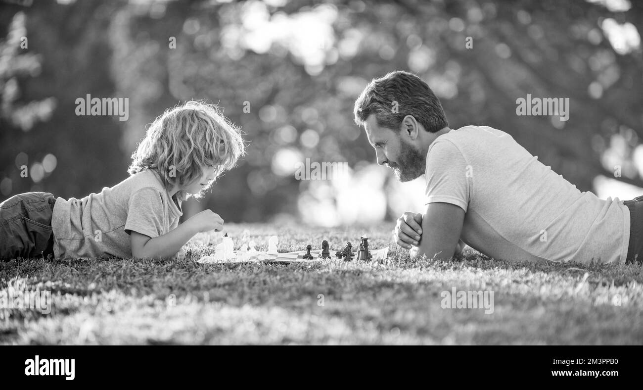 famiglia felice. genitori e infanzia. checkmate. passare il tempo insieme. Foto Stock