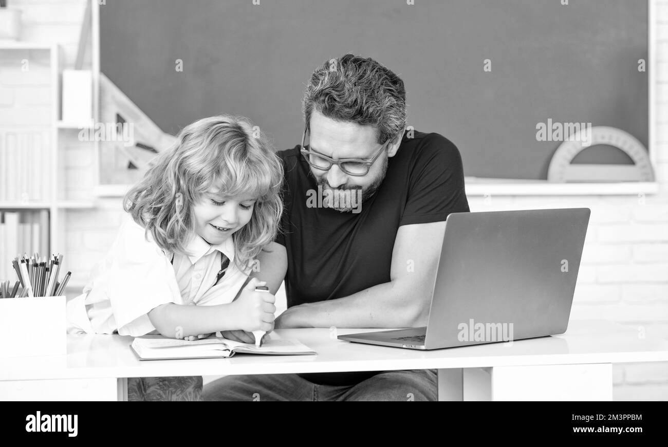 infanzia e genitorialità. ragazzo sorridente studia con insegnante privato. video lezione di webinar. Foto Stock