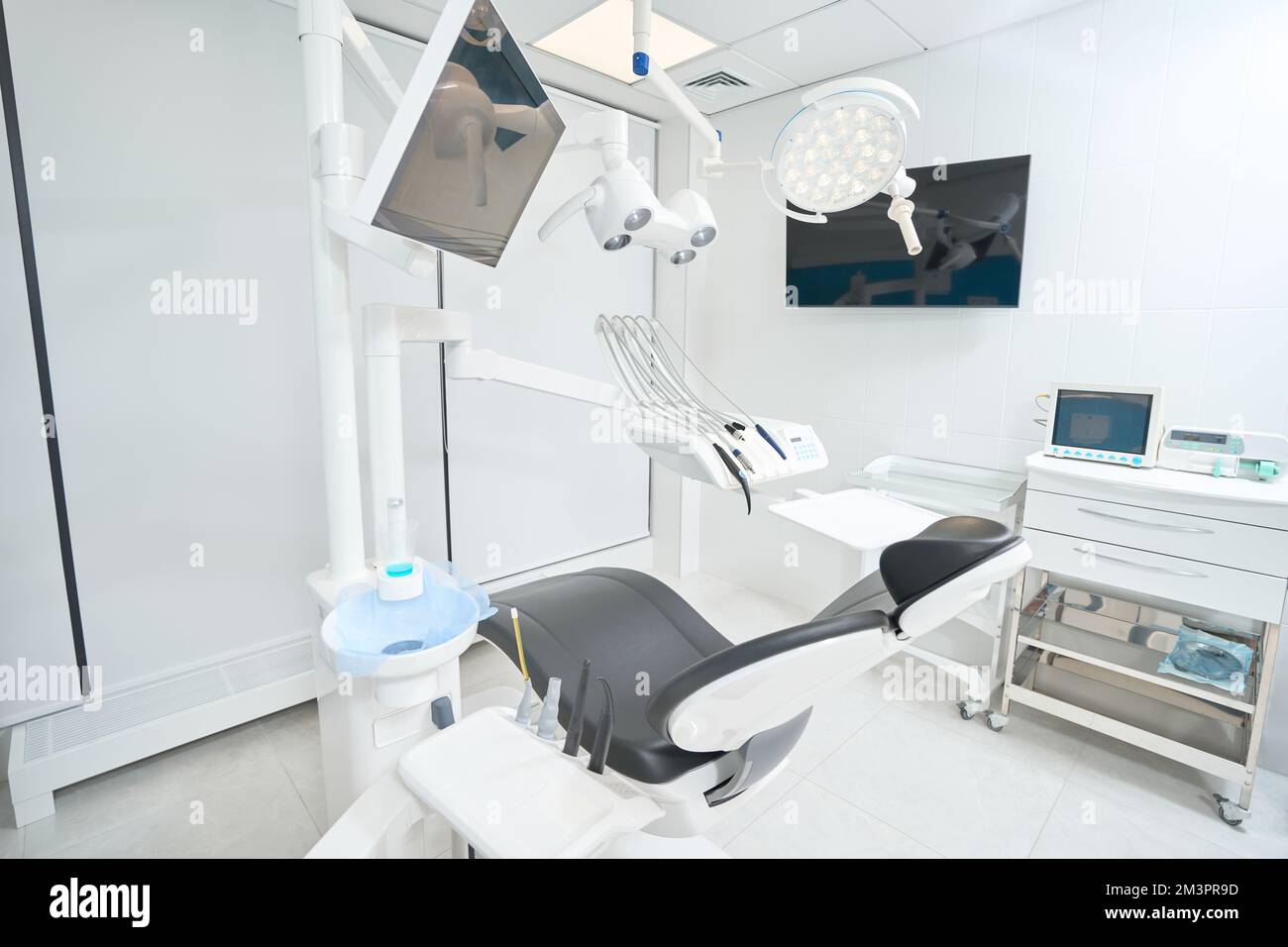 Interno della sala trattamento con attrezzature dentali in clinica odontoiatrica Foto Stock