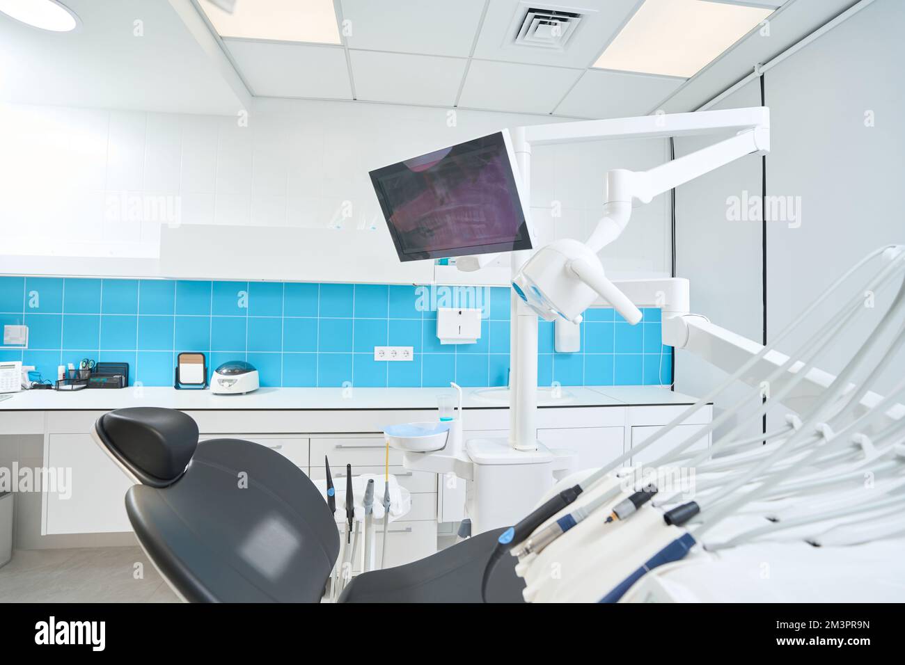 Sala ben illuminata con apparecchiature ultramoderno in clinica odontoiatrica Foto Stock