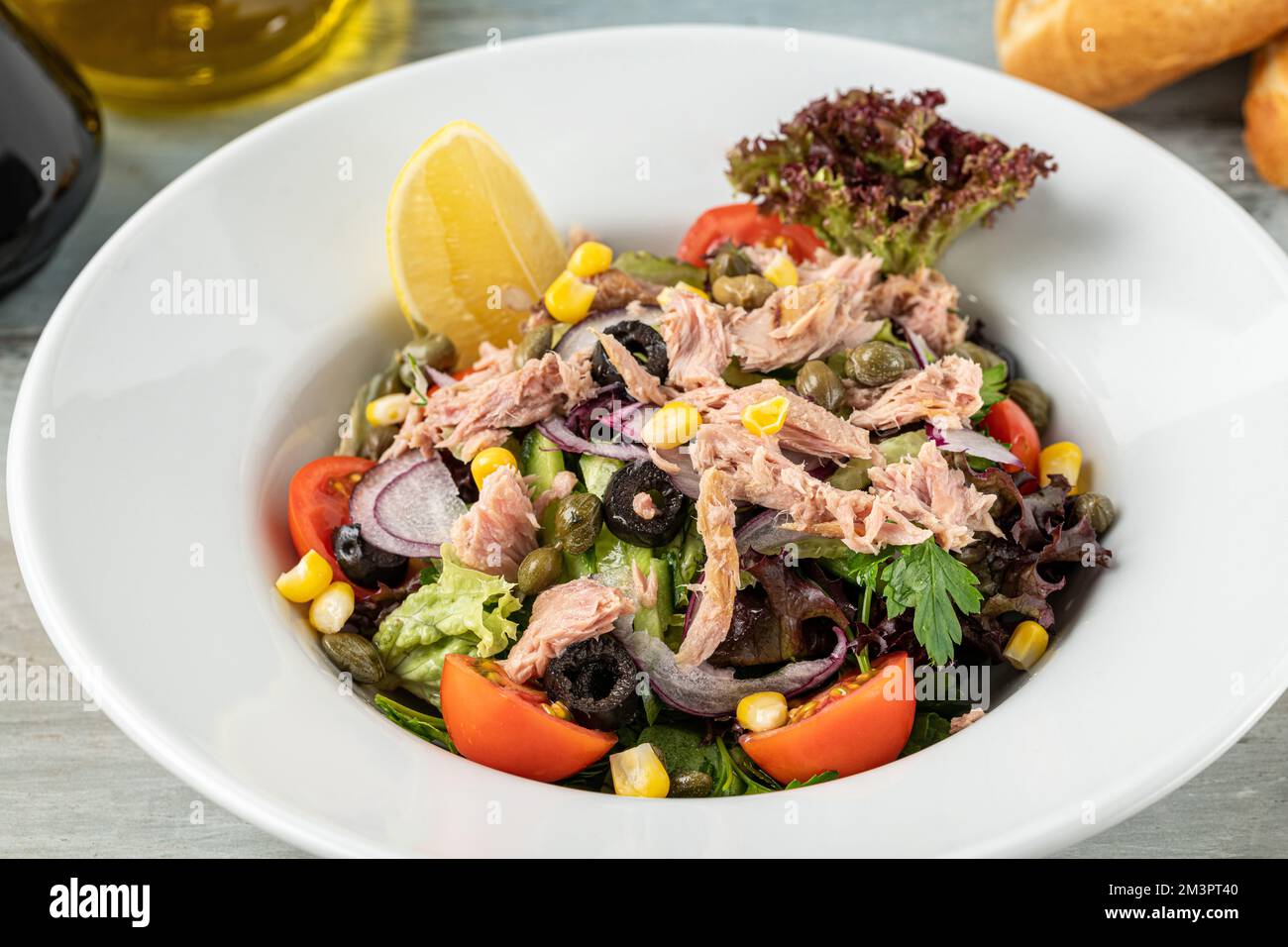 Insalata di tonno in una ciotola di porcellana bianca. Concetto di cibo sano Foto Stock